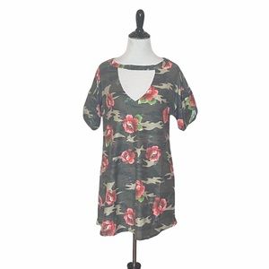 Urban Rebel Distressed Floral Camo V-neck Size Large